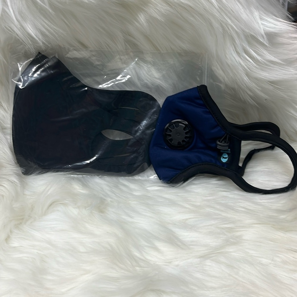 Admiral-L Adjustable Mask and a 3-pk Of Ear Looped Masks, Set Of 4